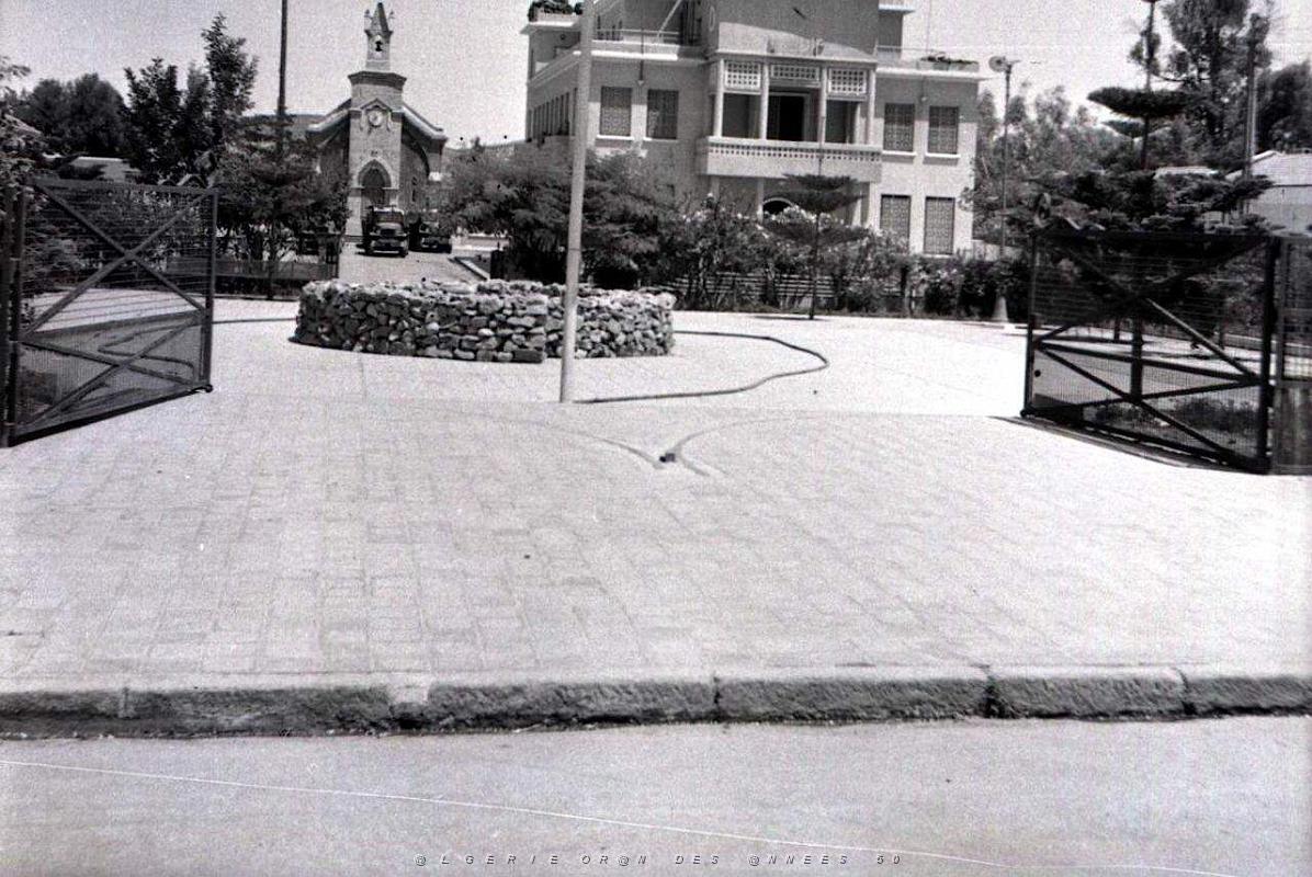 De Malherbe 502- Mairie et eglise COLLECTION DES AMIS DE ND DE SANTA CRUZ.jpg
